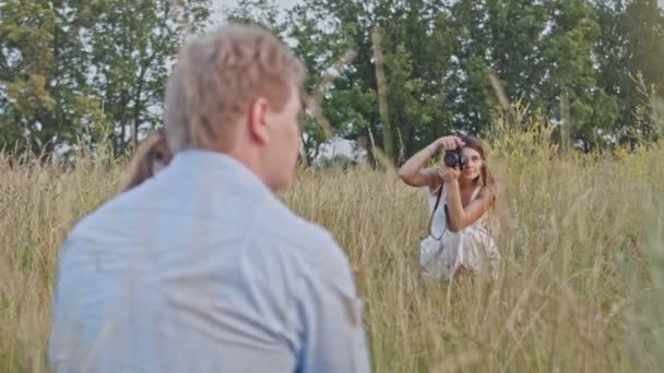 Adulto casal posando para fotógrafo feminino durante a sessão de fotos de moda ao ar livre — Vídeo de Stock