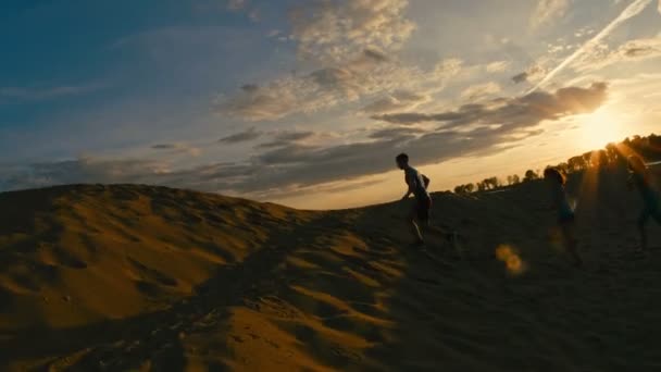 Sporcular - iki hatun ve bir adam bir grup dağ binlercemülteci, başarı, alacakaranlıkta Nehri yakınında sevinirler — Stok video