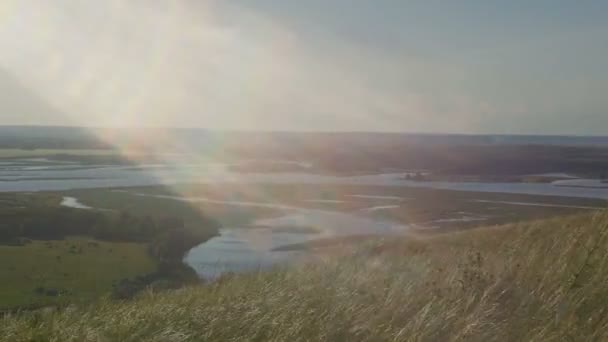 Paysage rural. Prairie verte face à la rivière et à l'autoroute, panorama 
