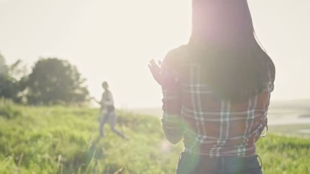 Jovem mulher pegando um Frisbee no dia de verão no prado em alta colina, câmera lenta — Vídeo de Stock