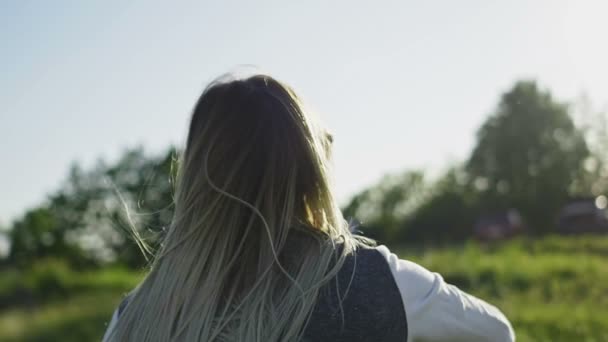 Joven atractiva mujer lanzando un frisbee en el día de verano en el campamento en el prado en alta colina, cámara lenta — Vídeos de Stock