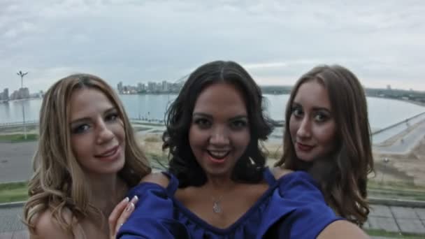 Tre vackra unga kvinnor på hög kulle få en selfie, pov — Stockvideo