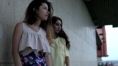 İki çekici genç kadın kadar için moda fotoğrafçısı, cose duvara yakın poz