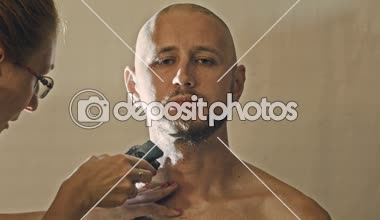 Tıraş işlemi. Kuaför adam olun sakallı bir genç adam, hızlandırılmış kesmek