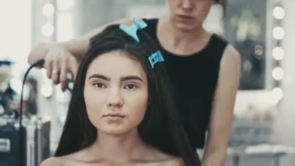 Maquillaje profesional y peinados artista que trabaja en un modelo caucásico mujer joven, lapso de tiempo — Vídeos de Stock