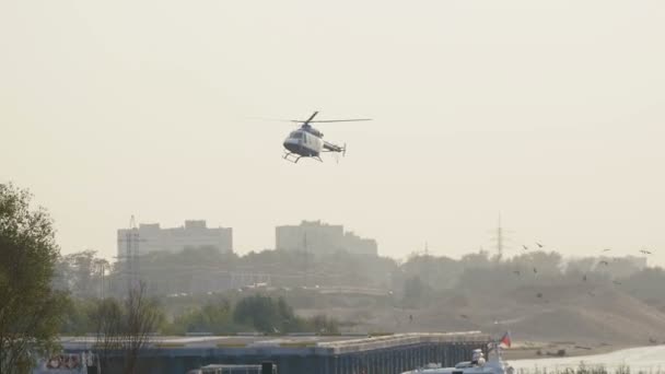 Helicóptero de la policía rusa aterrizando en el lugar cerca del río Volga, verano de 2016, ciudad de Kazán — Vídeos de Stock