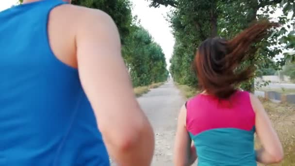 Correr atletas deportivos mujer y hombre trotando en el paseo marítimo. Concepto de estilo de vida saludable, cámara lenta — Vídeo de stock