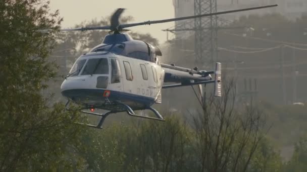 Kazan, Rusya, 19.07.16: polis helikopter - volga Nehri, yaz 2016, Kazan şehri yakınında yere iniş — Stok video