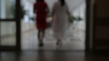 Doktor ve hasta hastane koridoru gider ve iletişim kurar, defocused