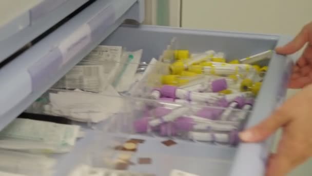 Медсестра открывает ящик с лекарствами и таблетками, закрывает — стоковое видео