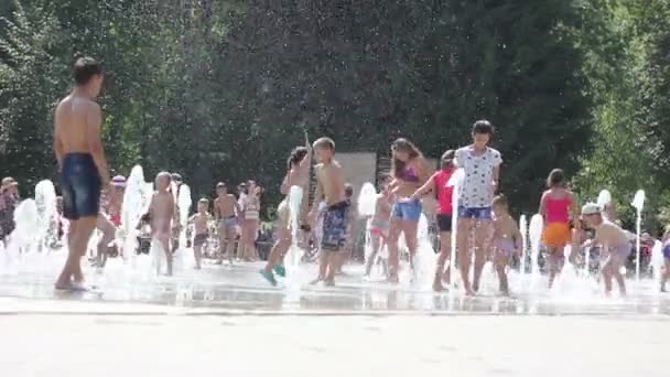 Kazan, Russia - July 28, 2016 : Summer scene : children playing for fun in water fountains in Gorky Park — Stock Video