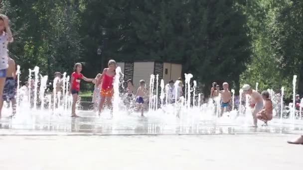 Kazan, Rússia - 28 de julho de 2016: Cena de verão: crianças brincando por diversão em fontes de água no Gorky Park — Vídeo de Stock