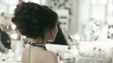 Genç güzel kız içinde Güzellik Salonu 360 derece döndürür