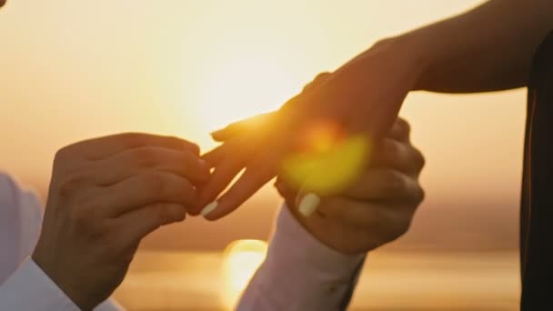 Svatební prsten nasadil prstů rukou dotknete slunce nevěsta ženich muž žena manželství návrh dovolená líbánky