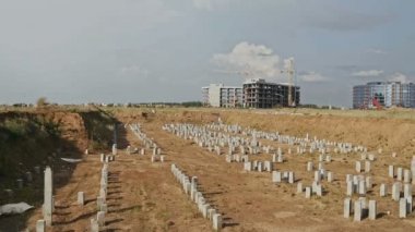Gün boyunca şantiye: Beton kazık çukurunda, panoramik çekim