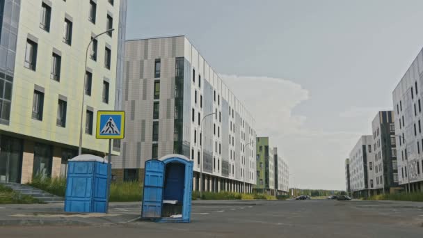 Blauwe openbare toiletten tijdens lege straat van innopolis stad, — Stockvideo