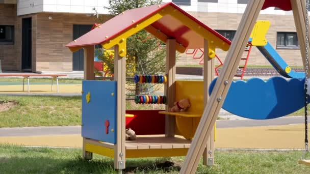 das vergessene Spielzeug auf dem leeren Kinderspielplatz, Blick auf innopolis city