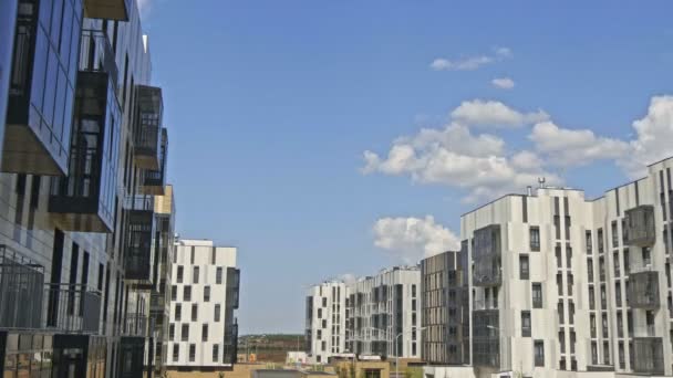 Nubes volando sobre casas residenciales en el día de verano, lapso de tiempo — Vídeos de Stock