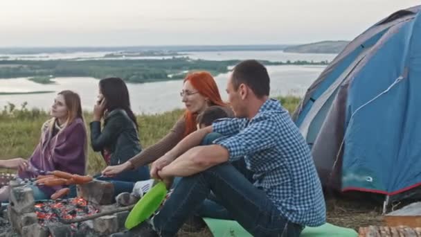 Amigos felizes cozinhar bbq perto de fogueira ao ar livre — Vídeo de Stock