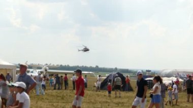 12 Ağustos 2016, Kazan, Rusya Federasyonu - Kurkachi hava gösterisi: akrobasi uçak - seyir Festivali kalabalık helikopter iniyor