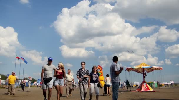 12 augusti 2016, Kazan, Ryssland - Kurkachi flyguppvisning: publiken på festivalen tittar på flygplan — Stockvideo