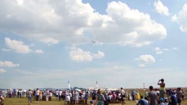 12 Agosto 2016, Kazan, Rússia - Kurkachi air show: a multidão no festival olhando para aviões de aeróbica, tiro médio — Vídeo de Stock