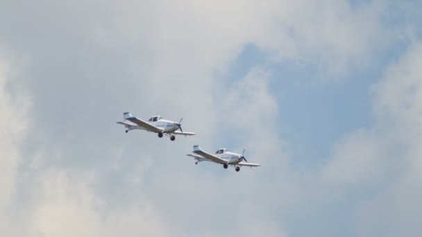 12 sierpnia 2016, Kazań, Federacja Rosyjska - Kurkachi air show: dwa samoloty "Fermer" leci na niebie - samolot do wykorzystania w rolnictwie — Wideo stockowe