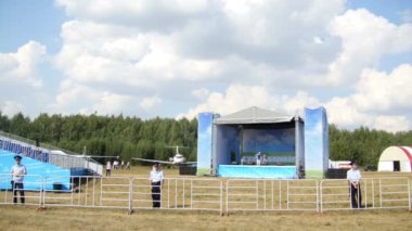 Kazan, Rusya Federasyonu - 12 Ağustos 2016: sahne ve izleyicilere airshow Kurkachu konserde eksikliği