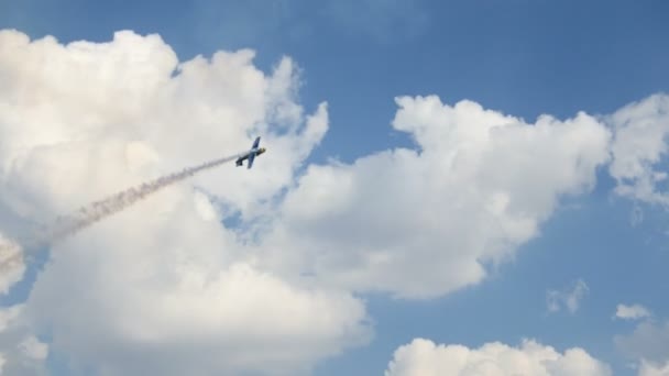 12 Agosto 2016: Kazan, AviaShow Kurkachi - o avião voando e realiza aeróbica sobre os espectadores multidão — Vídeo de Stock
