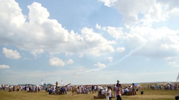 2016 年 8 月 12 日、カザン、ロシア - Kurkachi 航空ショー: 祭で空気中の飛行機を見て群衆 — ストック動画