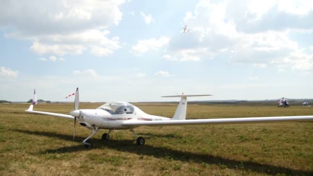 Kazan, Russia - 12 agosto 2016: il velivolo steso su tKazan, Russia - 12 agosto 2016: il velivolo in piedi sul campo d'aviazione e pronto per il volo — Video Stock