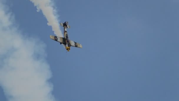 12 Agosto 2016: Kazan, AviaShow Kurkachi - um antigo avião soviético militar histórico voando e executa acrobacias aeróbicas — Vídeo de Stock