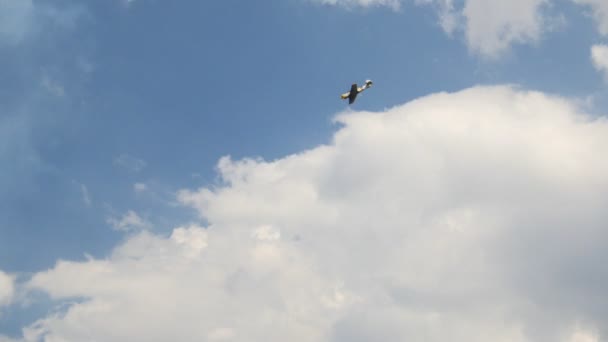 Kurkachi, Russia, 12 agosto 2017, Un vecchio aereo sovietico militare russo storico che vola ed esegue acrobazie - cilindro — Video Stock