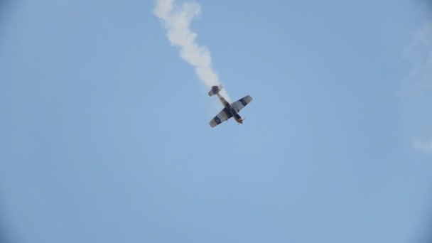 Kurkachi, Russia, 12 august 2017,  An old historical military soviet russia plane flying and performs aerobatics - crash down, slow motion — Stock Video