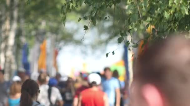 Kurkachi, Rusko, 12 srpna 2017, teleobjektiv záběr z davu na airshow dnes odstěhoval na ulici v přírodě, mimo zaměření — Stock video