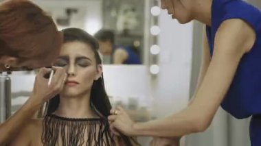 Profesyonel bir model üzerinde - Gotik tarzı, zaman atlamalı çalışan sanatçı makyaj