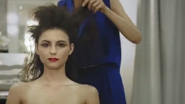 Maquiagem profissional artista trabalhando em um modelo - estilo glam rock, lapso de tempo — Vídeo de Stock