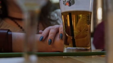 barda bir kadın içki bira