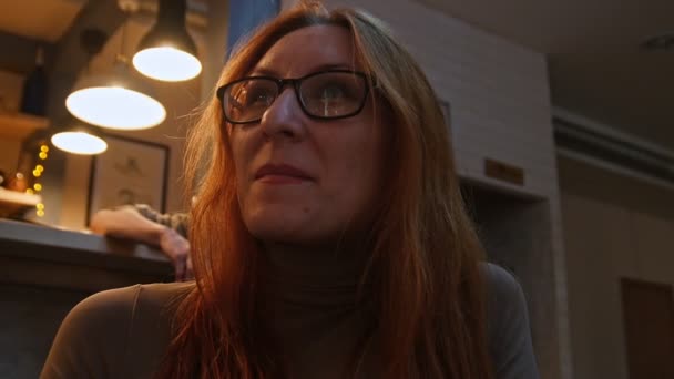 Jeune fille en lunettes regardant rock-artiste au concert, manger des collations — Video