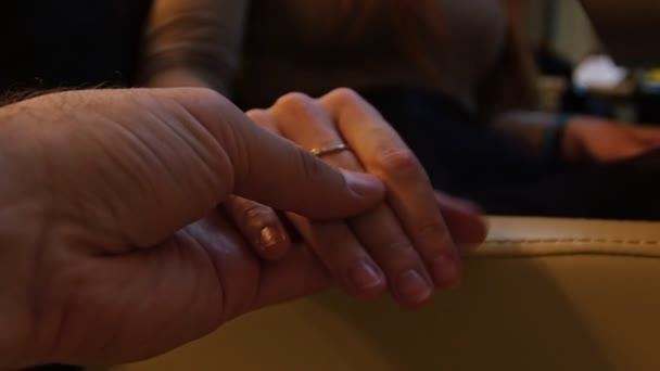 Женская рука в мужской руке в баре, крупным планом — стоковое видео