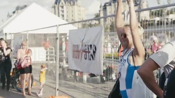 27 Agosto 2016, Kazan, Rússia - Attractive sport girl dancing, open air Triathlon competition — Vídeo de Stock