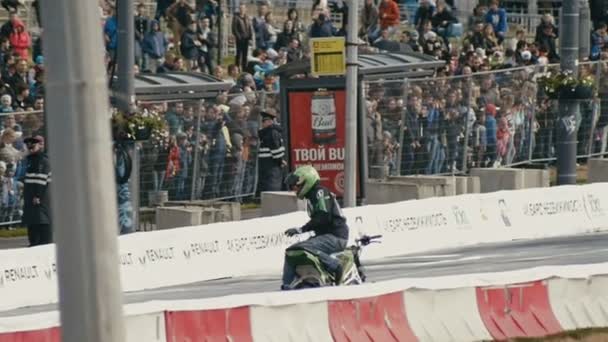 30 agosto 2016 Rusia, Kazán - auto show Kazan City Racing, Día de la Ciudad - un hombre realiza acrobacias en una motocicleta al revés, cámara lenta — Vídeo de stock