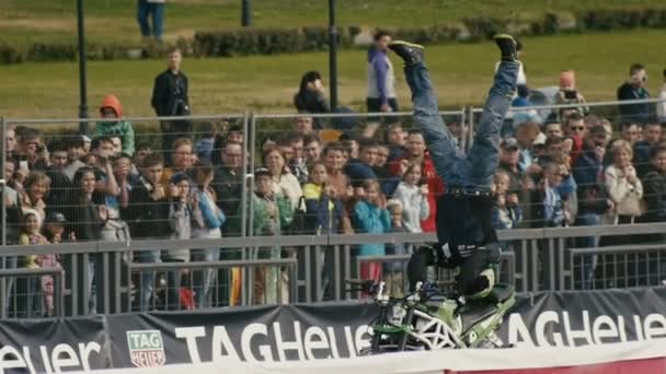 30 sierpień 2016 Rosja, Kazan - auto show Kazan City Racing, dzień miasta - człowiek wykonuje akrobacje na motocykl stoi na głowie, zwolnionym tempie — Wideo stockowe