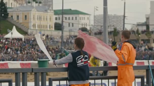 30 agosto 2016 Rusia, Kazán - auto show Kazan City Racing, Día de la Ciudad - personal ondeando banderas en el festival, teleobjetivo — Vídeos de Stock