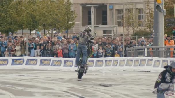 30 août 2016 Russie, Kazan - Salon de l'auto Kazan City Racing, Day of City - un homme effectue des cascades sur une moto verte — Video