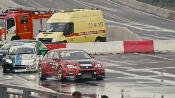 30 srpen 2016 Rusko, Kazaň - autosalónu Kazan City Racing, den města - závodní auta — Stock video