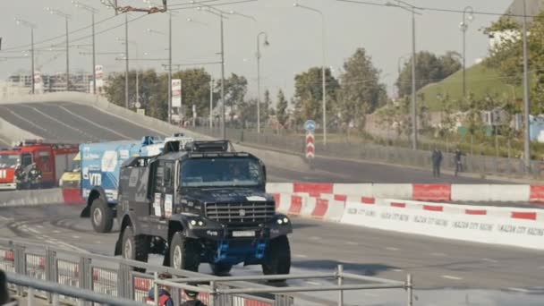 30 sierpień 2016 Rosja, Kazan - auto Pokaż Kazan City Racing, dzień miasta - wydajność wyścigów samochodów ciężarowych — Wideo stockowe