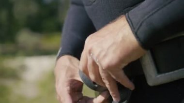 Avlamak için hazırlanıyor ağırlıkları, kemer takmaya mızrak sualtı balıkçı