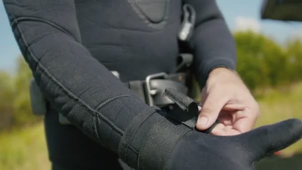 Lancia subacquea pescatore indossa guanti in neoprene, preparando per la caccia — Video Stock