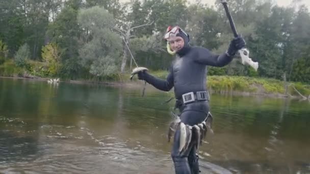 Pêcheur de lances montre poissons d'eau douce à la lance du pêcheur sous-marin après la chasse dans la rivière de la forêt — Video